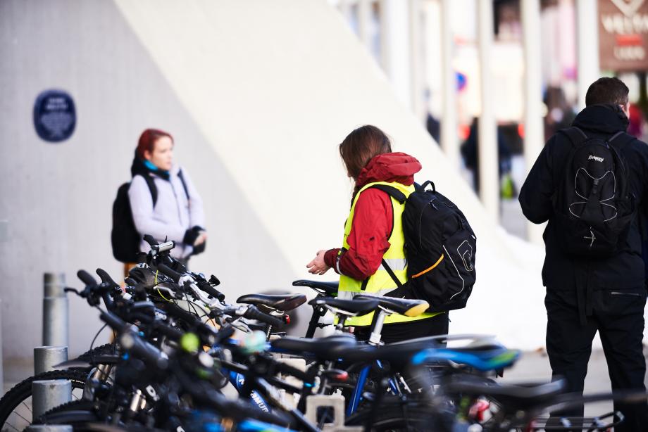Syklist ved sykkelparkering i Tromsø sentrum
