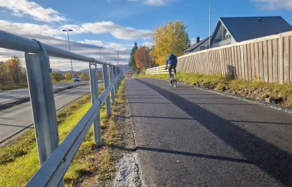 Ny asfalt på gang- og sykkelvei på Kvaløya Ny asfalt på gang- og sykkelvei på Kvaløya