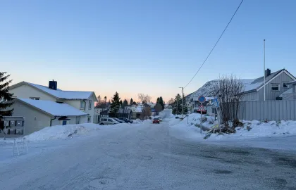 Anton Jakobsens veg i Tromsdalen Trafikk i vei ved fjellheisen i Tromsdalen